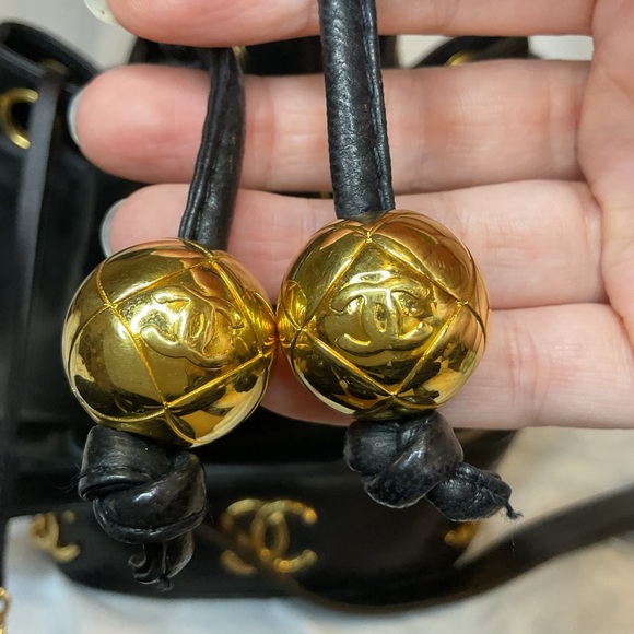 Vintage CHANEL Lambskin Bucket Bag W/Coin Purse - Picture 13 of 16